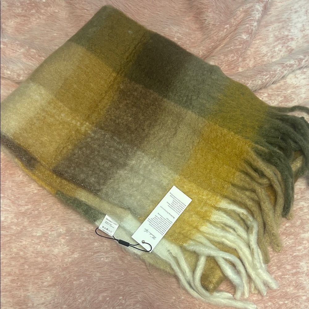NWT Wander Agio Winter Oversized Fuzzy Plaid Scarf
